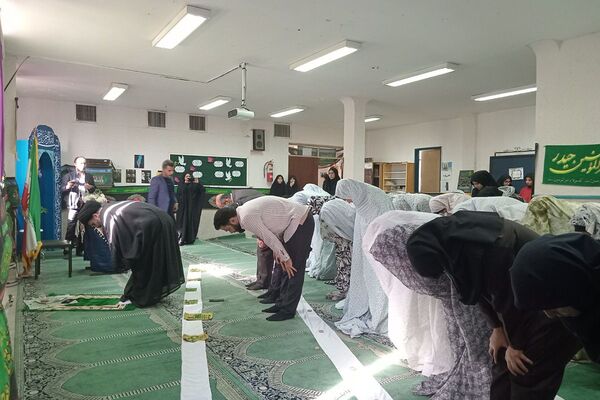  زنگ نماز در هنرستان آفرینش پردیس با حضور امام جمعه و مدیر آموزش و پرورش