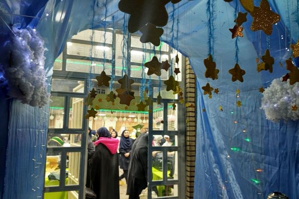 اعتکاف دانش‌آموزی رباط‌کریم با پرچم‌گردانی حضرت ابوالفضل(ع)