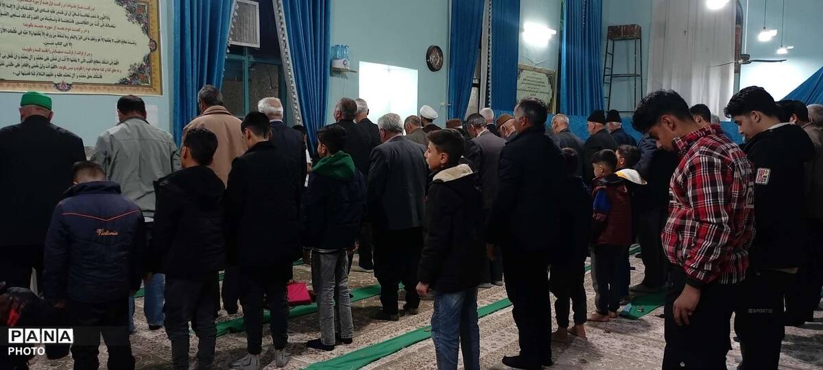 نماز جماعت همزمان با شروع سال جدید در روستای نقاب خلیل آباد