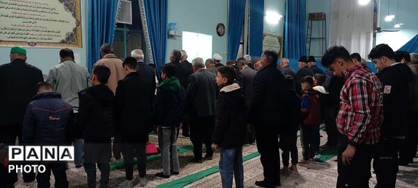 نماز جماعت همزمان با شروع سال جدید در روستای نقاب خلیل آباد