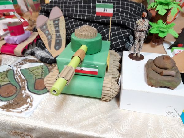نمایشگاه دست‌سازه‌های آمادگی دفاعی دانش‌آموزان مدرسه حاج مهدی رسولی