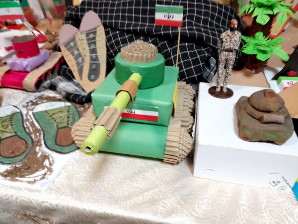 نمایشگاه دست‌سازه‌های آمادگی دفاعی دانش‌آموزان مدرسه حاج مهدی رسولی