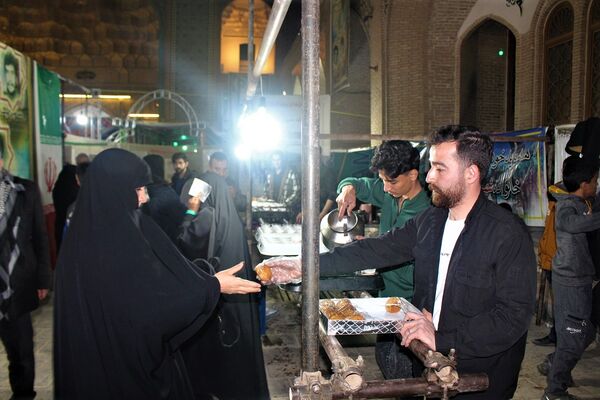 استقبال نوجوانان از غرفه‌های یادواره شهدای مسجد جامع قم
