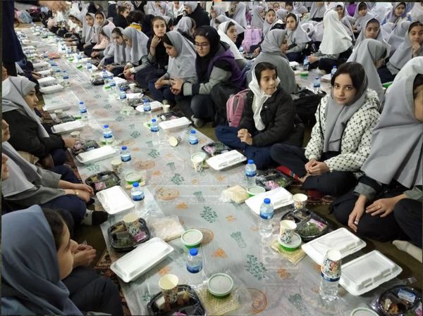 برپایی ضیافت افطاری در دبستان آزادی 
