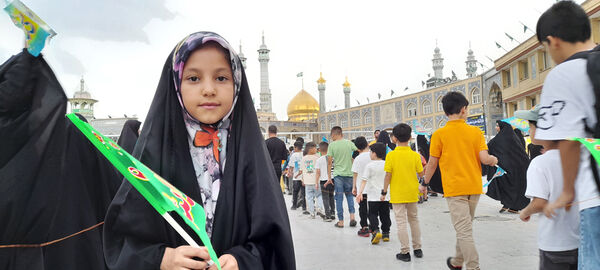 شادپیمایی دانش‌آموزان ابتدایی قم به‌مناسبت عید ولایت
