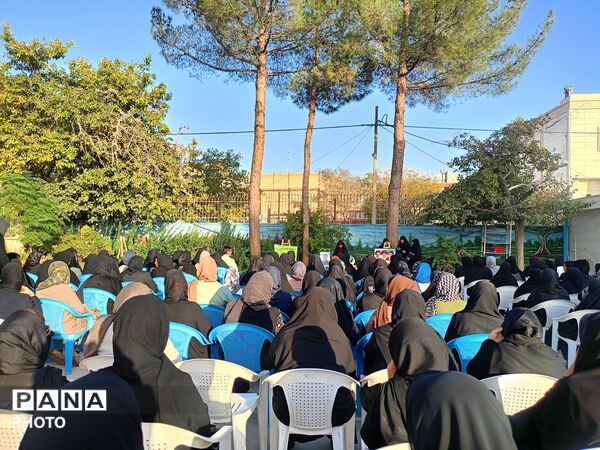 جلسه انجمن اولیا در دبیرستان دخترانه فرهیختگان
