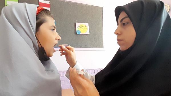 اجرای طرح وارنیش فلوراید در دبستان پنجم مهر
