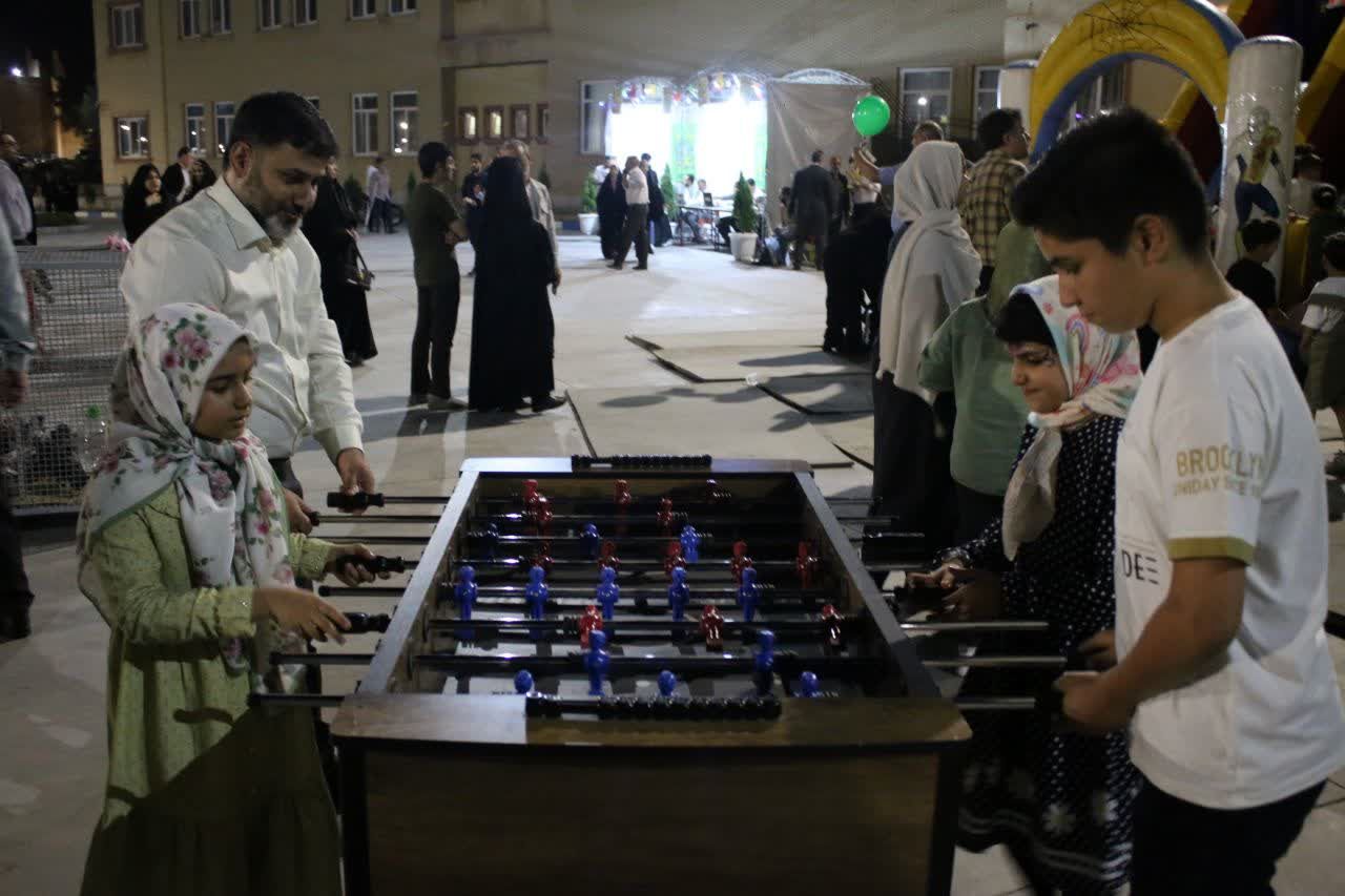 محفلی با حضور کودکان و خانواده‌ها در دانشگاه قم