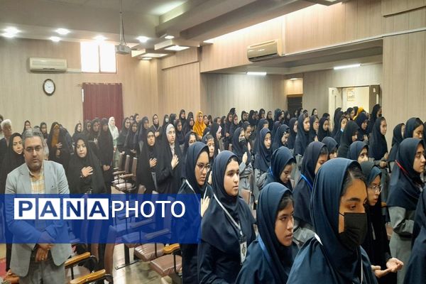 مراسم تجلیل از همیار معلم‌های نمونه دبیرستان آرمیتا مصلی نژاد