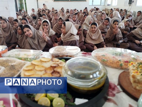 جشنواره غذای سالم در دبیرستان آسیه شهرستان حاجی‌آباد 