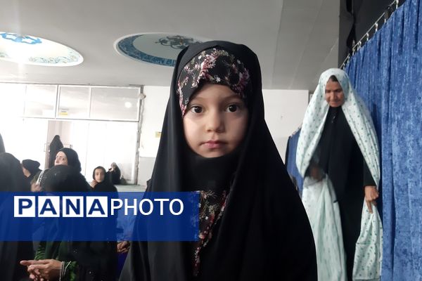 اقتدار مردم در صفوف نماز جمعه لردگان 