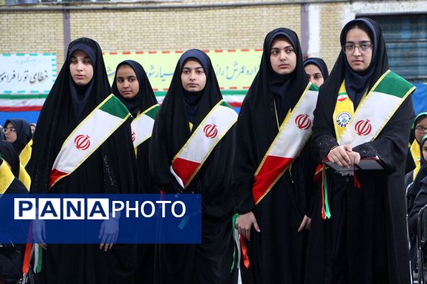 هم‌سرایی هزار نفری دانش‌آموزان یاور انقلاب در اسلامشهر