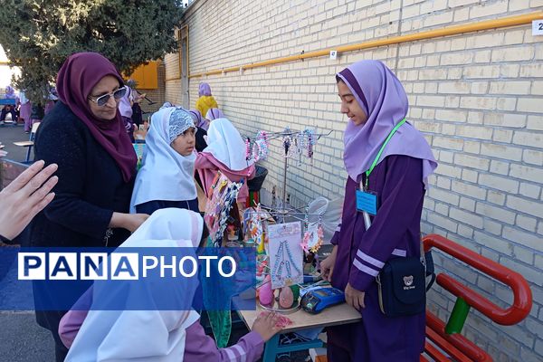 بازارچه دانش‌آموزی در دبستان شاهد شهید محمدرضا کشاورز 