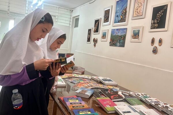 بازدید دانش‌آموزان از نمایشگاه کتاب پژوهشسرای دانش‌آموزی کاوش کهریزک 