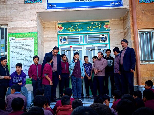 کاندیدای شورای دانش آموزی دبیرستان میثاق از برنامه های خود گفتند