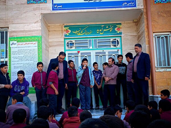 کاندیدای شورای دانش آموزی دبیرستان میثاق از برنامه های خود گفتند