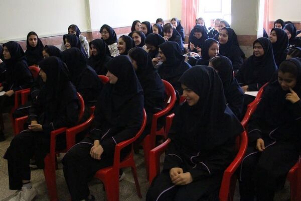 دیدار صمیمی امام‌جمعه رودهن با دانش‌آموزان و کارکنان دبیرستان آیت‌الله طالقانی رودهن 