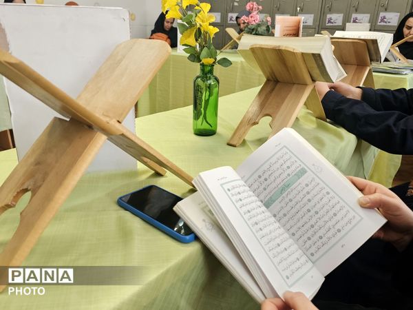 محفل انس با قرآن کریم در دبیرستان اهل‌البیت(ع) ناحیه ۴ کرج 