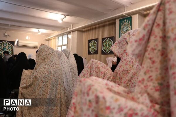 اقامه نخستین نماز مهرماه در هنرستان آل‌یاسین