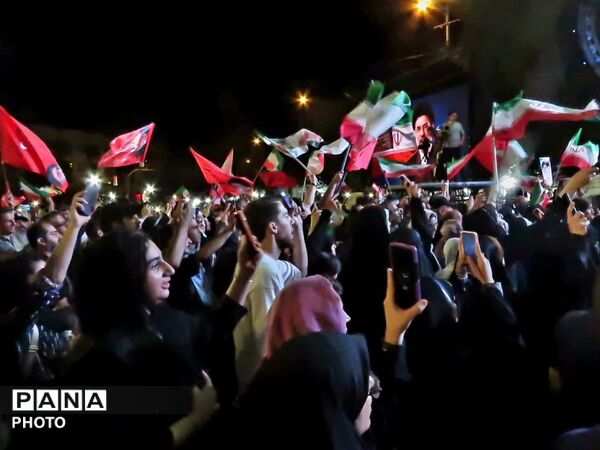 میدان انقلاب؛ جغرافیای همدلی در سایه سار نام میهن