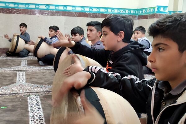 آموزش ضرب زورخانه‌ای در دبستان رازی ناحیه دو بهارستان
