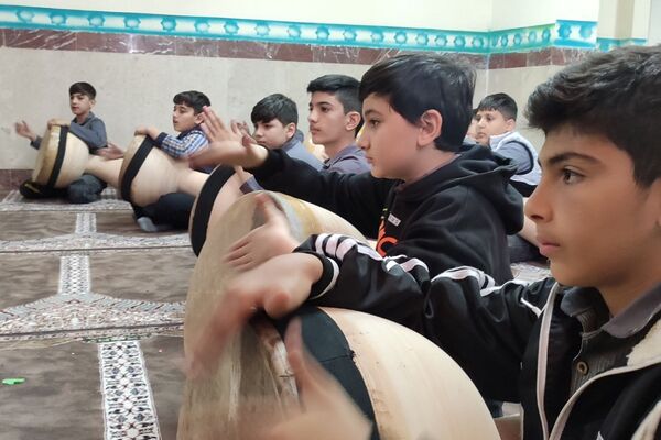 آموزش ضرب زورخانه‌ای در دبستان رازی ناحیه دو بهارستان