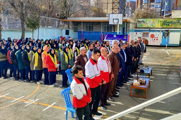 برگزاری مانور زلزله در مدرسه شهیده مهری رزاق‌طلب سنندج