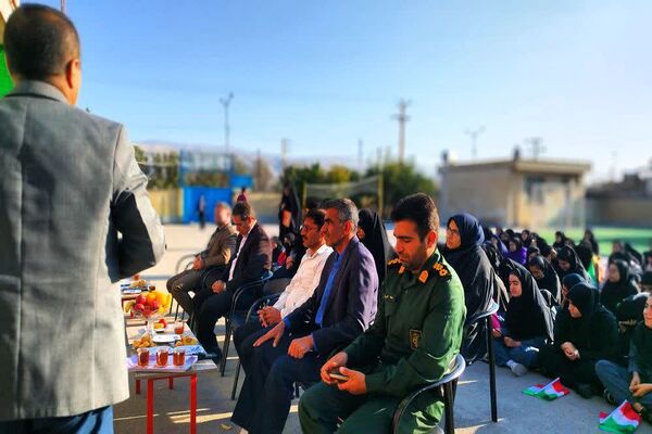 نواختن زنگ مدرسه عشق به‌مناسبت گرامیداشت هفته بسیج در شهرستان باشت