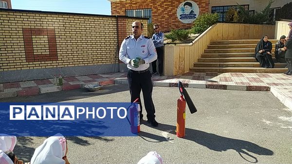 مراسم گرامیداشت هفته پدافند غیرعامل در دبیرستان سردار شهید سلیمانی فیروزکوه