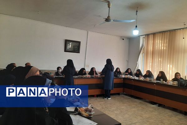 جلسه قطبی مدیران ابتدایی در دبستان شهید دکتر چمران ناحیه دو شهرری 