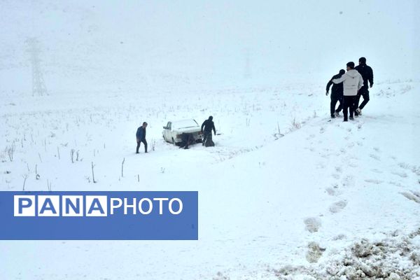 بارش باران و برف زمستانی در روستای کینک