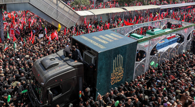 آمادگی ۶ هزار خادم مسجد جمکران برای آیین اقامه نماز بر پیکر رهبر شهید