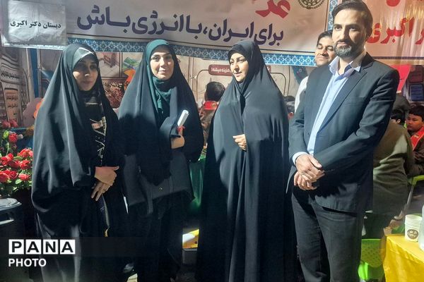  بازدید رئیس سازمان دانش‌آموزی شهرستانهای استان تهران از غرفه «با انرژی‌ها» منطقه کهریزک