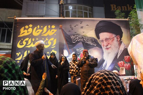 «پاتوق نوجوان مبارز»؛ شور نوجوانی و حال‌وهوای انقلابی در میدان امام خمینی(ره) مرند