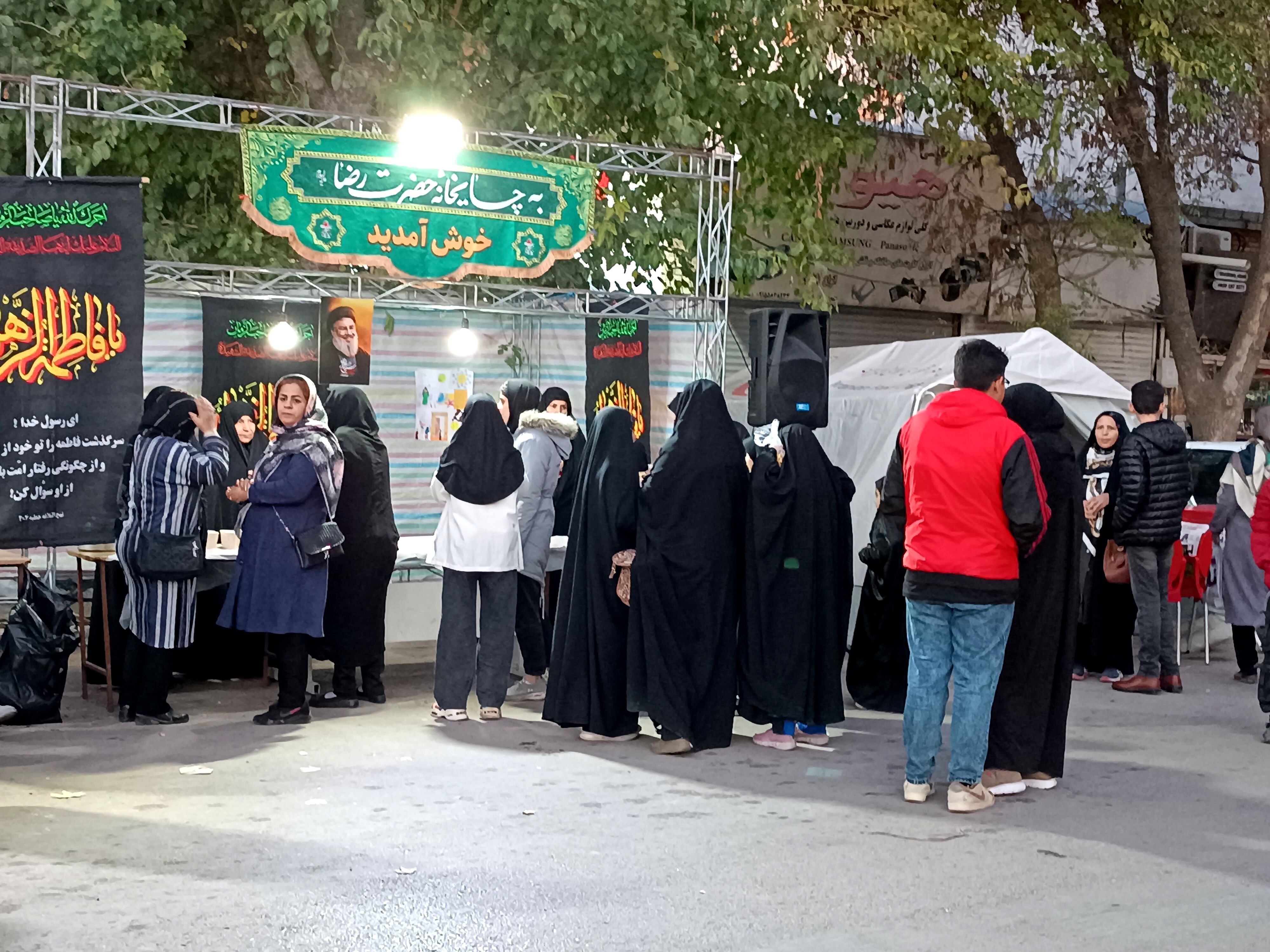 برپایی چایخانه امام رضا(ع) در موکب کوثر مسجد امیرالمومنین (ع) در بجنورد