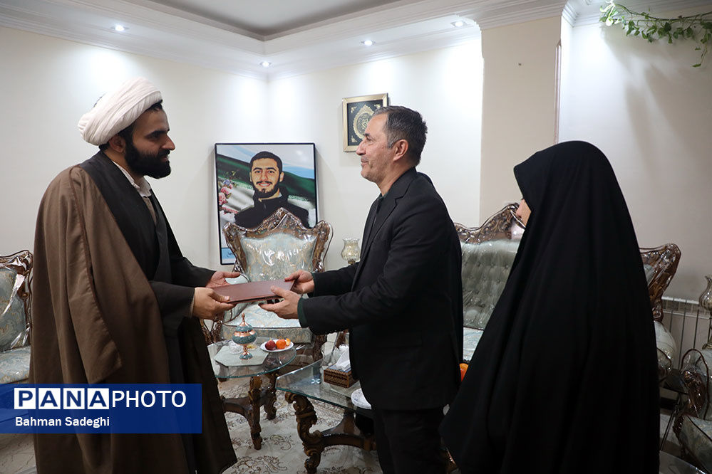 دیدار معاون پرورشی و فرهنگی وزارت آموزش و پرورش با خانواده شهید آرمان علی‌وردی