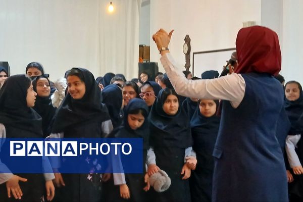 دهه فجر با رنگ شادی در دبستان سیاح‌مقدم رباط‌کریم