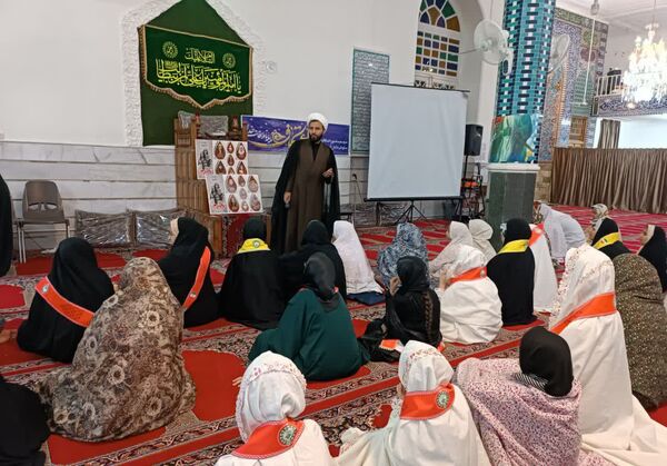 لحظاتی شاد از اعتکاف دانش‌آموزی با حضور نویسندگان و فرهیختگان یزد 
