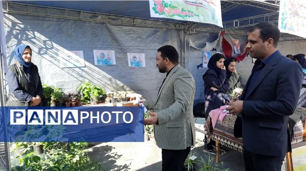 اولین نمایشگاه ماها در دبیرستان فرزانگان ۲ دوره دوم ناحیه ۷ مشهد