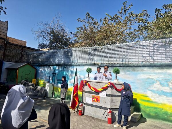 نور امید در دل آتش تجلیل از قهرمانان مدرسه مهندس رحمانی فرد در روز آتش‌نشان