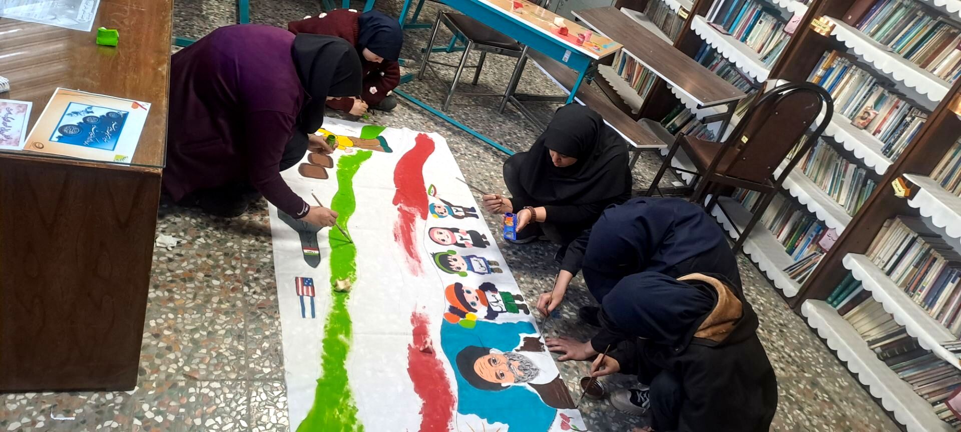  نقاشی همگانی با موضوع «ایرانِ قوی» در دبیرستان اهل‌البیت ناحیه 4 کرج 