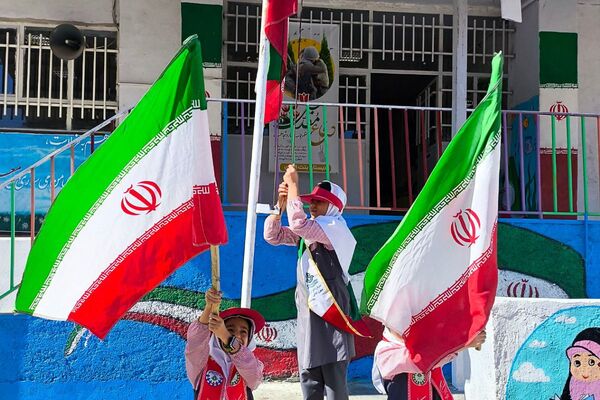 برگزاری آیین باشکوه روز دانش‌آموز در فیروزکوه؛ زنگ استکبارستیزی در این مدرسه طنین‌انداز شد