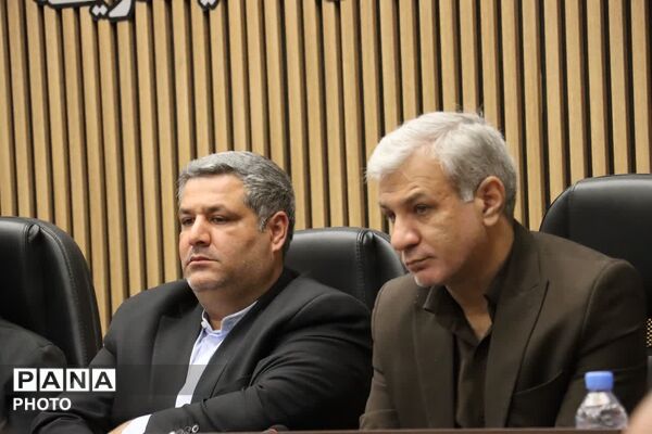 نشست معاون وزیر فرهنگ و ارشاد اسلامی با جامعه هنری تربت حیدریه 