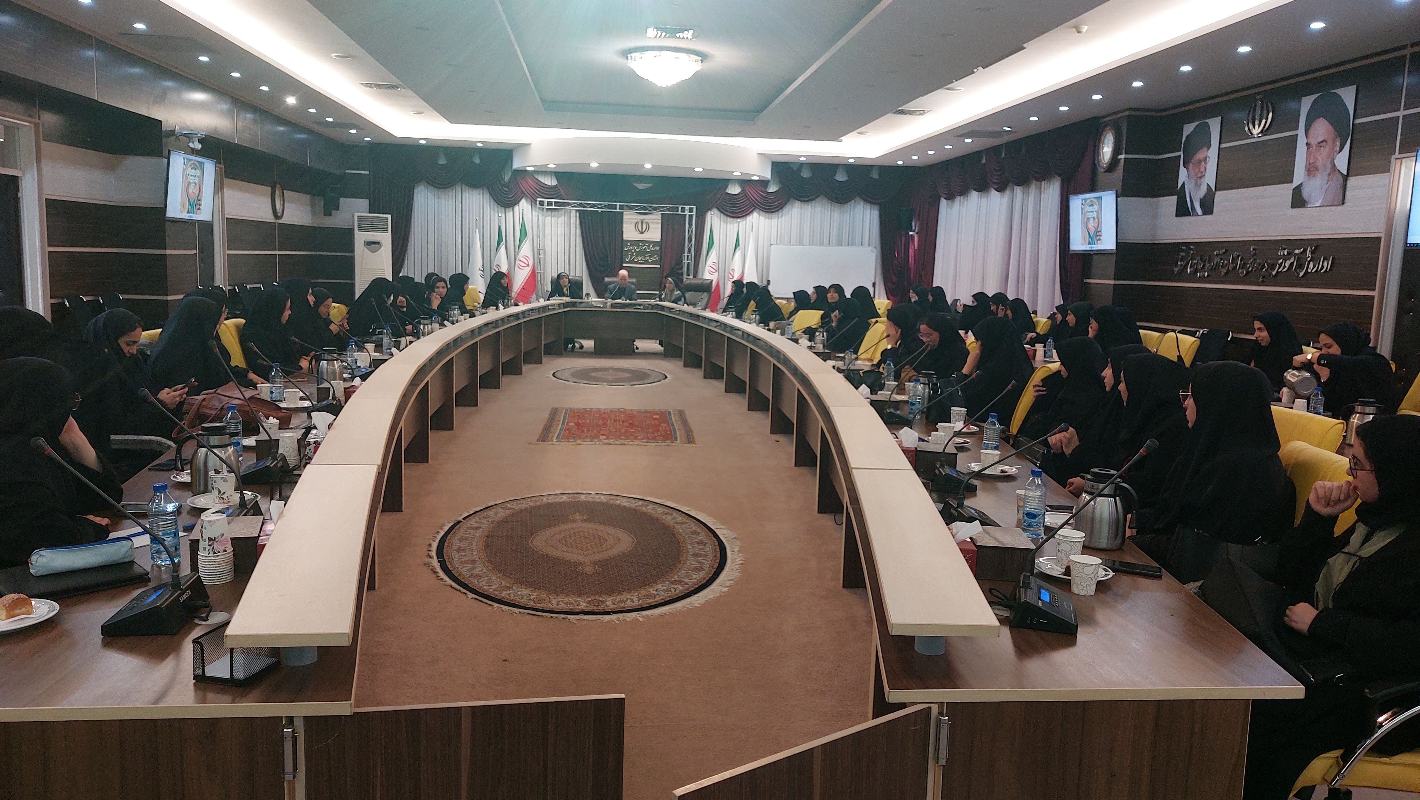 ارتقای سطح دانش و آگاهی به حفظ هویت ملی و دینی کمک می‌کند