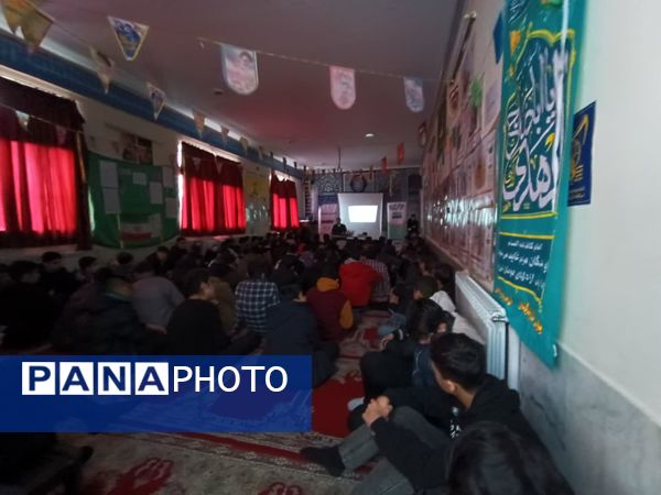 کارگاه آموزشی پیشگیری از آسیب‌های فضای مجازی در دبیرستان رجایی