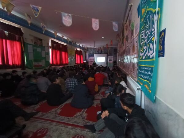 کارگاه آموزشی پیشگیری از آسیب‌های فضای مجازی در دبیرستان رجایی