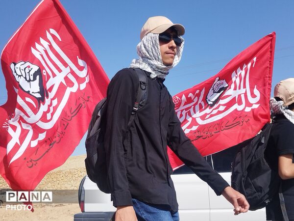 پیاده روی امام رضا (ع) با حضور پر شور دانش آموزان نیشابور در کاروان دانش آموزی