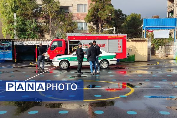 اجرای مانور زلزله در دبیرستان حاج علی اکبر گراشی ناحیه 3 شیراز