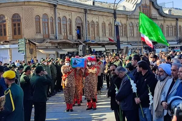  تشییع پیکر شهدا در میدان امام خمینی (ره) همدان با حضور حماسی مردم همیشه در صحنه