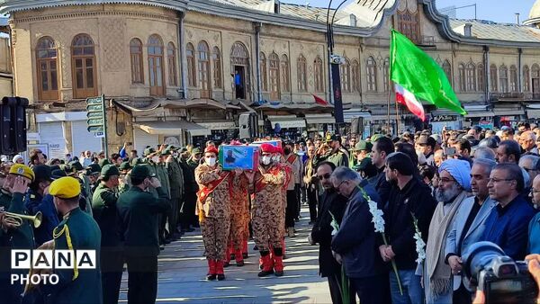 تشییع پیکر شهدا در میدان امام خمینی (ره) همدان با حضور حماسی مردم همیشه در صحنه